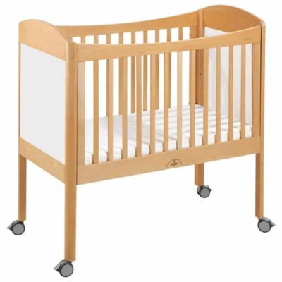 Erhöhtes Babybett mit Holzplatten