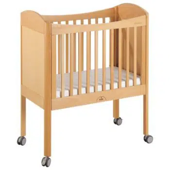 Platzsparendes Babybett mit Holzplatten