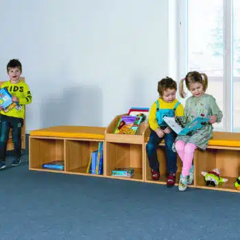 Lesestrecke mit Sitzregal & Bücherregal mit Ablage