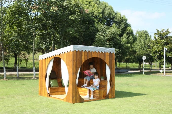 Outdoor Chill Out Lounge mit Sitzbänken und Bodenmatte 1