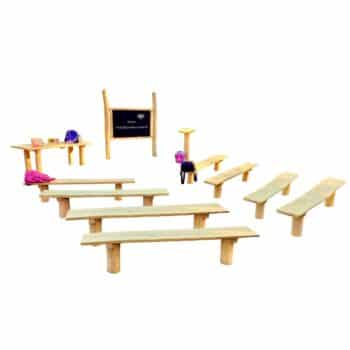 Waldklassenzimmer mit Bänken und Tafel